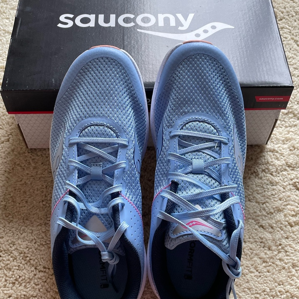 New Girls size 5.5 US Saucony Kinvarak tennis shoe